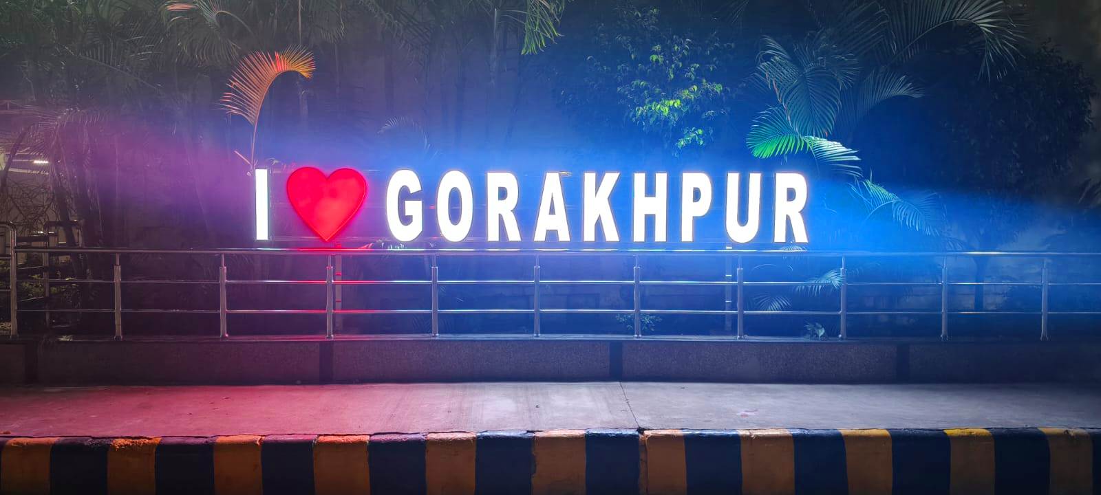 गोरखपुर जंक्शन पर बना ‘आई लव गोरखपुर’ सेल्फी पॉइंट, यात्रियों और युवाओं में भारी क्रेज