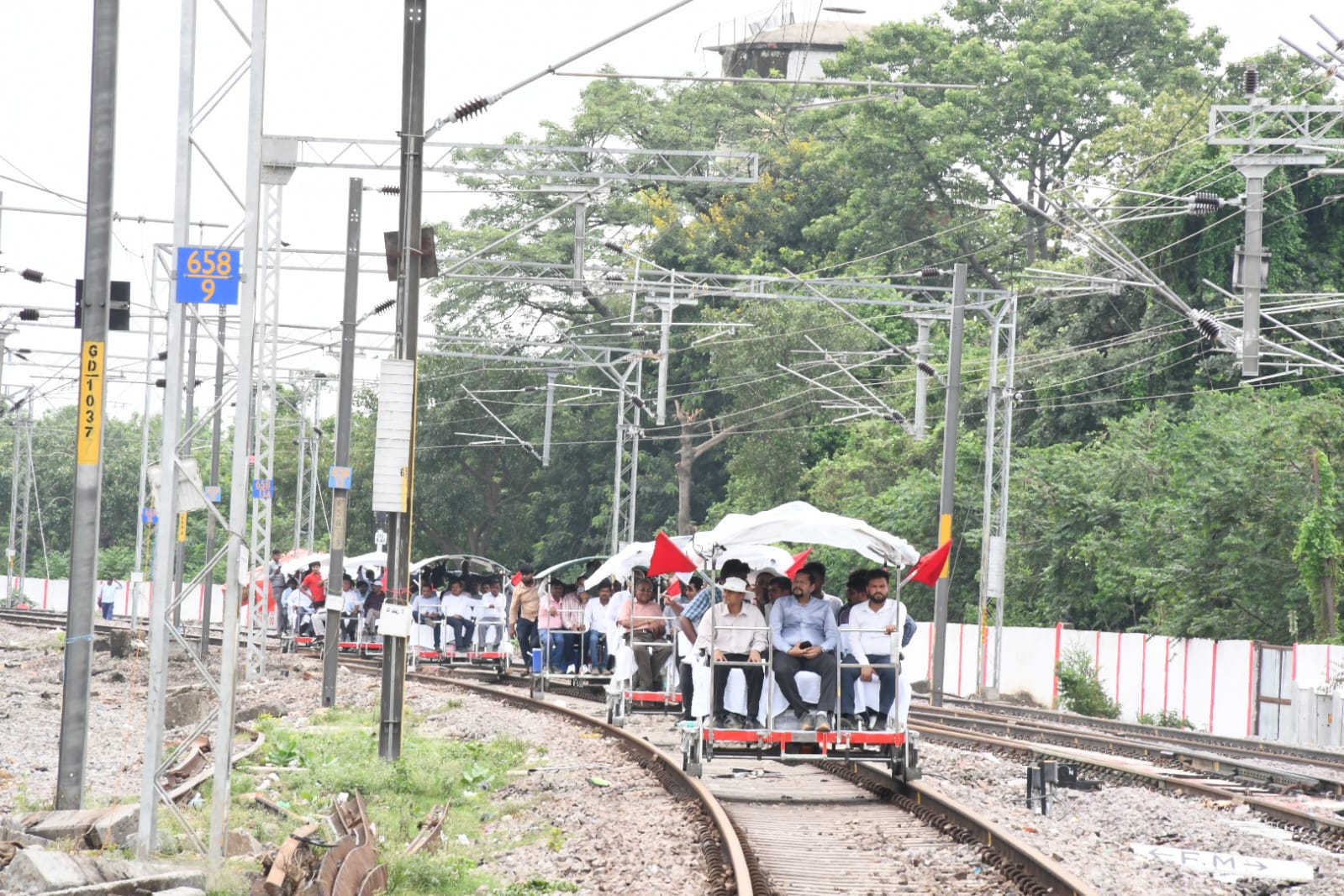 गोंडा जंक्शन और कचहरी के बीच तीसरी विद्युत लाइन तैयार, रेल संरक्षा आयुक्त की मौजूदगी में 71 किमी की रफ्तार से हुआ सफल स्पीड ट्रायल