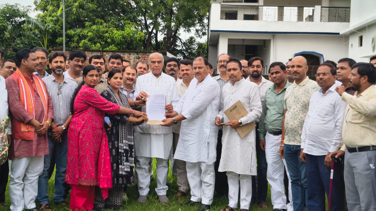 टीईटी अनिवार्यता खत्म करने को शिक्षकों ने सांसद जगदंबिका पाल को सौंपा ज्ञापन, सेवा सुरक्षा का मिला भरोसा