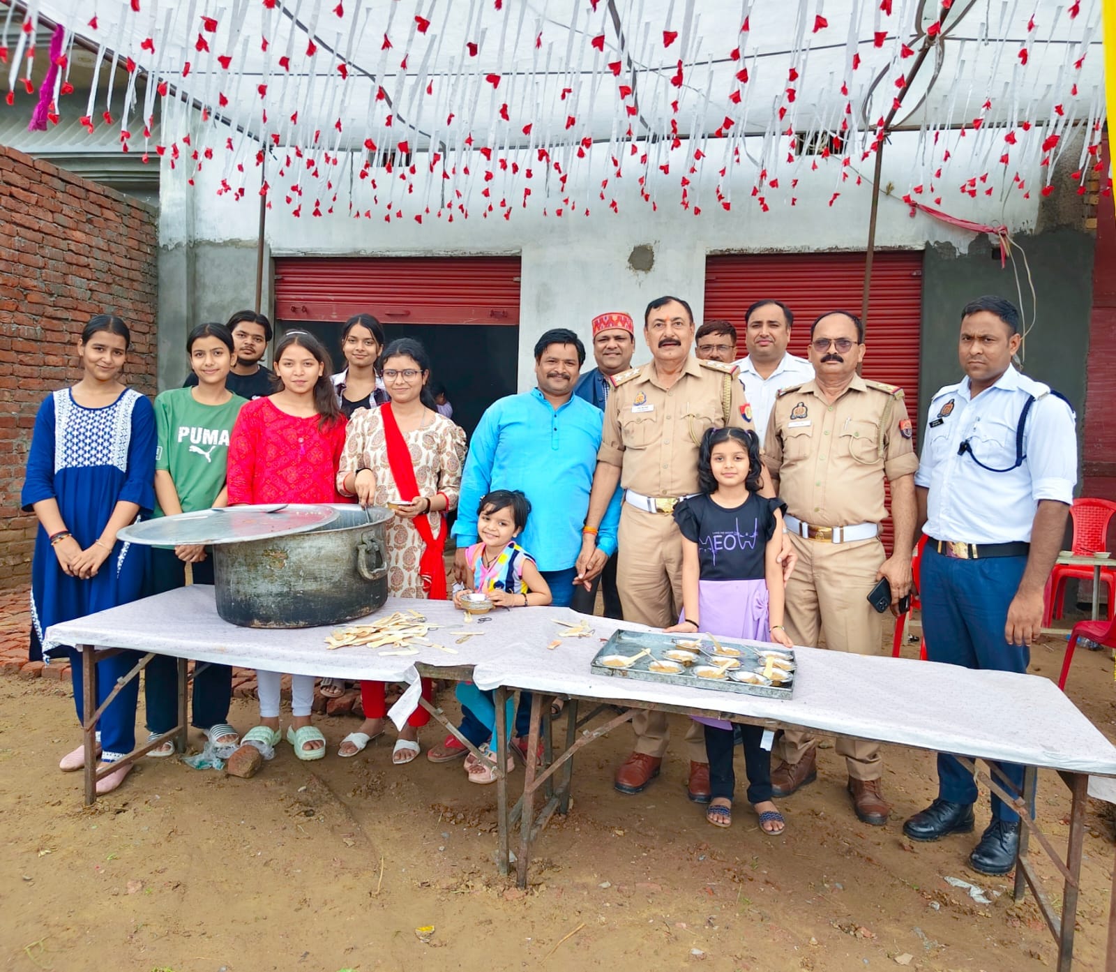 गौरीपुर जवाहरनगर में भाजपा नेता राजा जैन ने कराया वार्षिक भंडारे का आयोजन