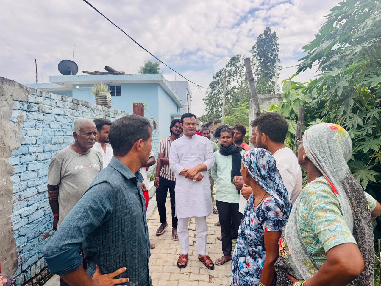 शोहरतगढ़: बैदौली घाट हादसे के पीड़ितों से मिले कांग्रेस नेता डॉ. नादिर सलाम, प्रशासन से की मुआयजे की माँग