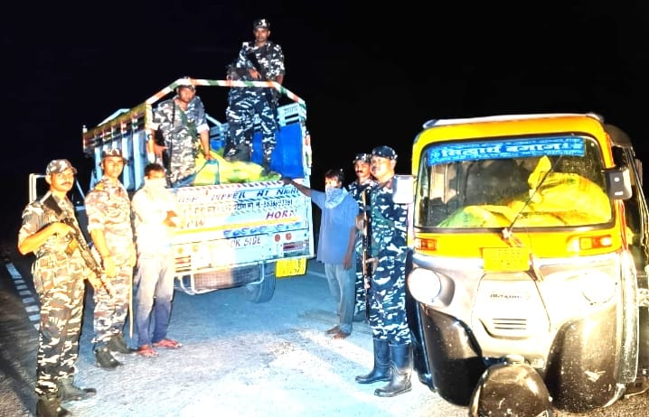 एसएसबी ने विफल किया खाद तस्करी का प्रयास, 56 बोरी यूरिया के साथ बोलेरो पिकअप व टेम्पो जब्त; दो तस्कर गिरफ्तार
