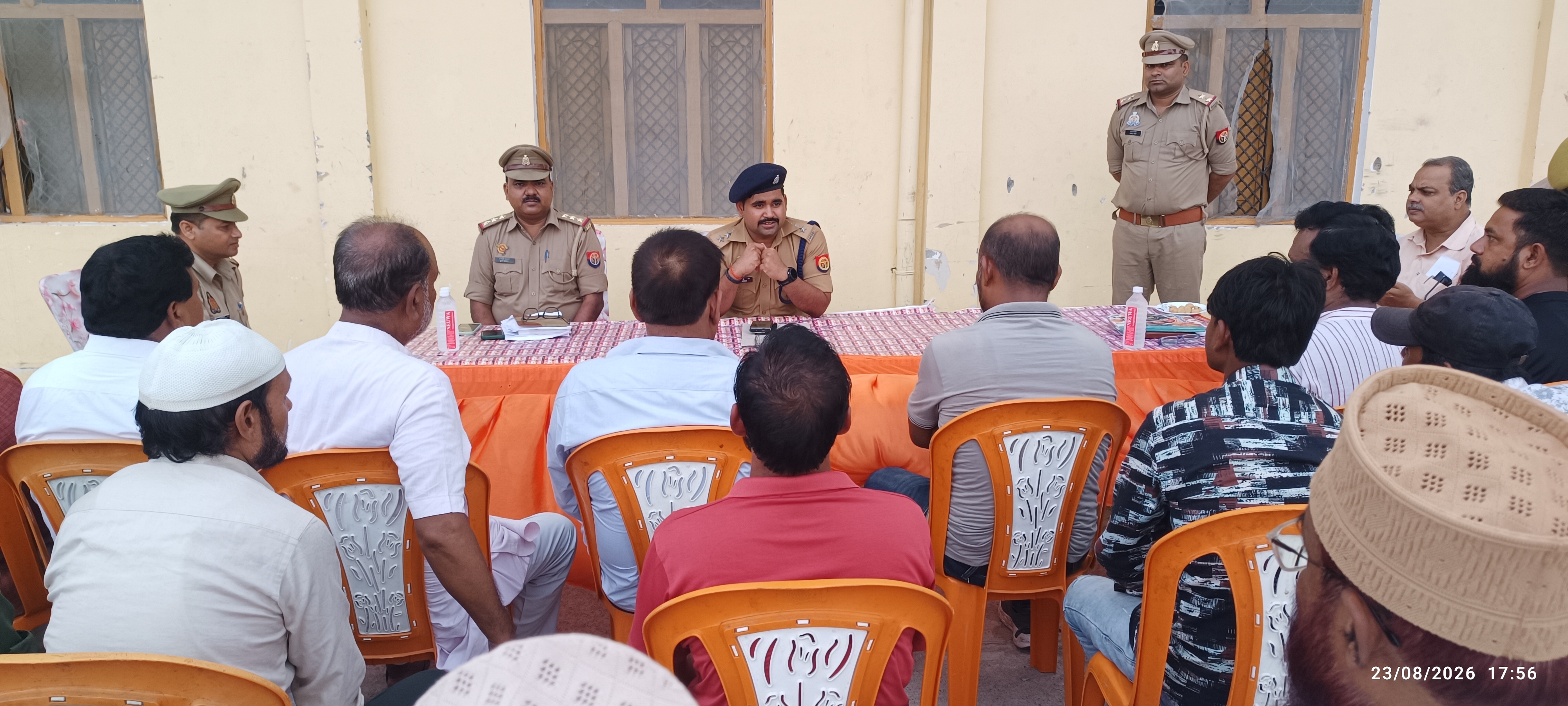 बढ़नी में पीस कमेटी की बैठक के बाद जुलूस मार्गों पर पुलिस का फ्लैग मार्च