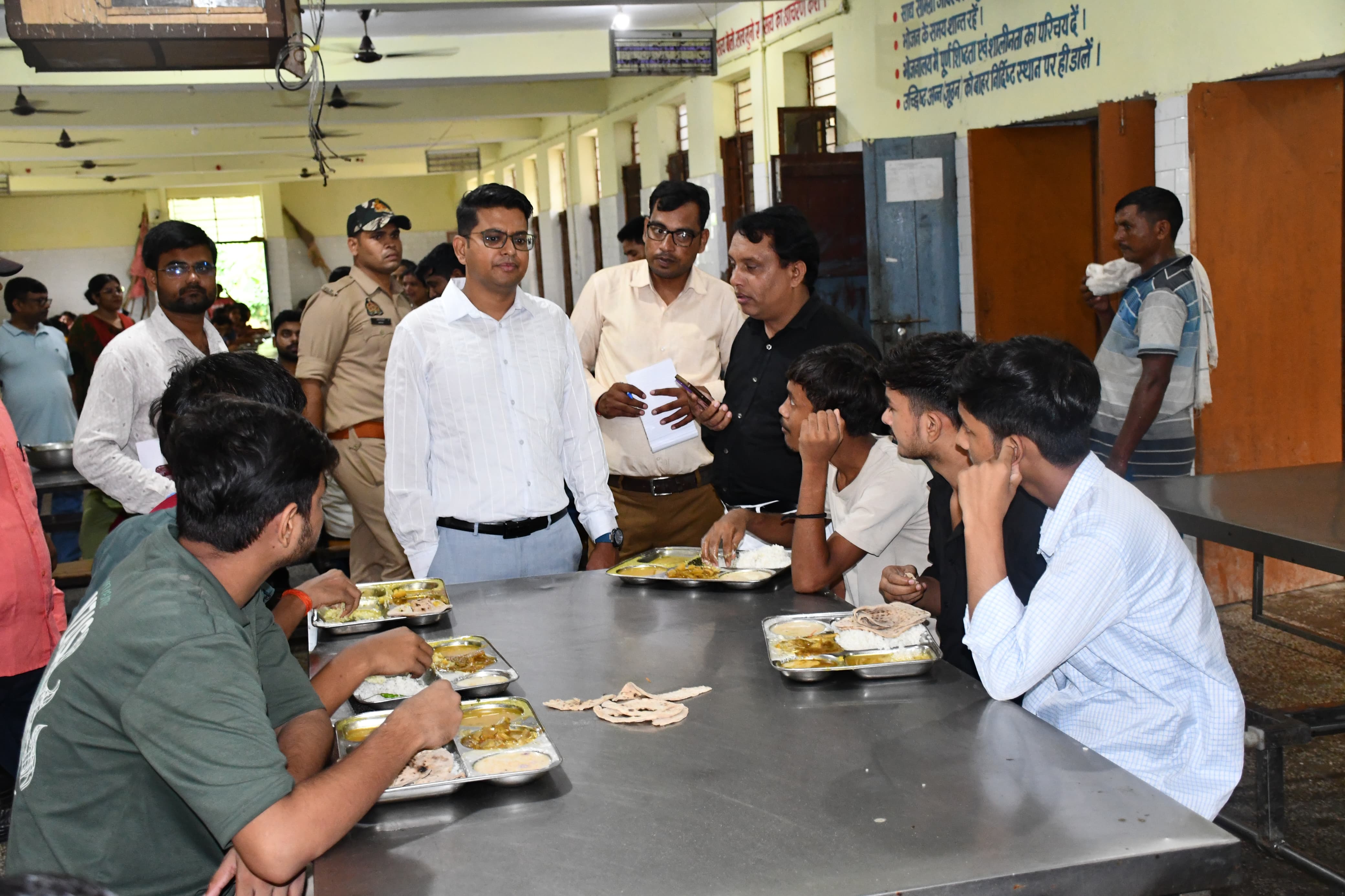 जवाहर नवोदय विद्यालय बांसी में फैली गंदगी देख भड़के डीएम, प्रधानाध्यापक पर अनुशासनात्मक कार्रवाई की संस्तुति