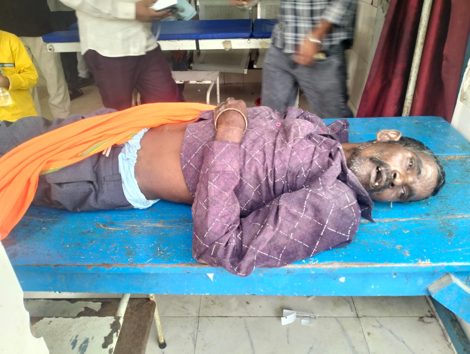 रोजी-रोटी की आस टूटने के बाद जिंदगी की सांसें भी थमीं: मुंबई जाने के लिए ट्रेन छूटी, घर लौटते समय रास्ते में अधेड़ की संदिग्ध मौत