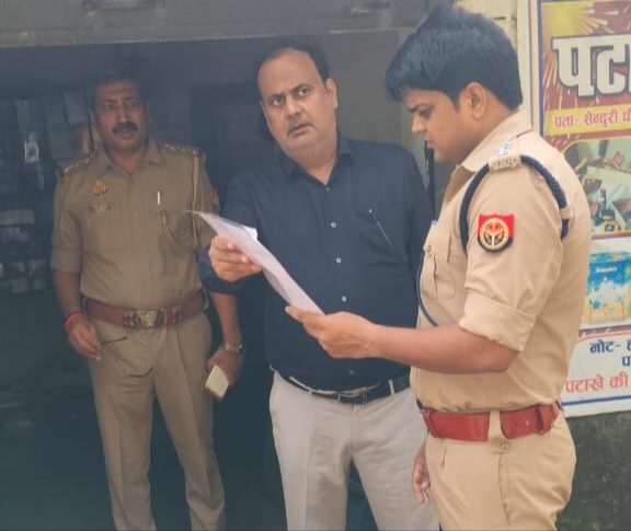 आगामी त्योहारों को लेकर प्रशासन सतर्क: एसडीएम व सीओ इटवा ने पटाखा दुकानों का किया संयुक्त निरीक्षण, सुरक्षा मानकों पर दिए कड़े निर्देश