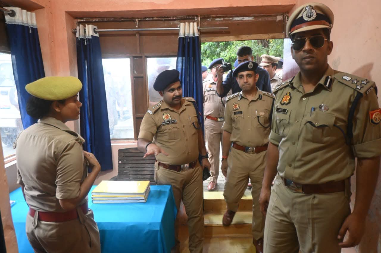 डीआईजी संजीव त्यागी ने थाना ढेबरुआ का किया औचक निरीक्षण: लंबित मामलों के त्वरित निस्तारण के निर्देश, 'ऑपरेशन क्लीन' पर जोर